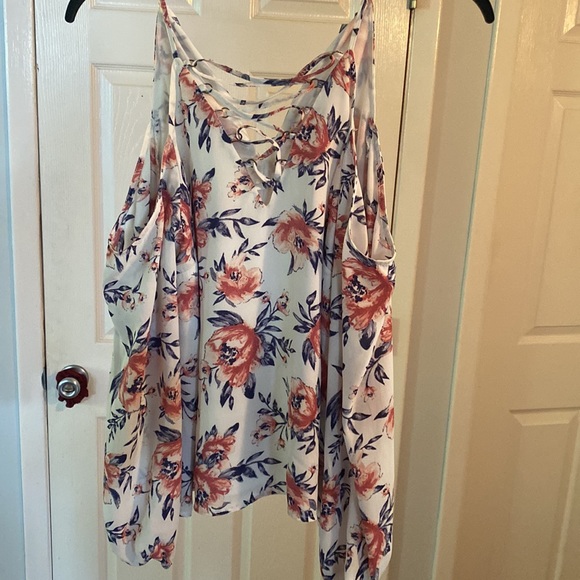 Cold Shoulder Floral Blouse - Picture 4 of 8